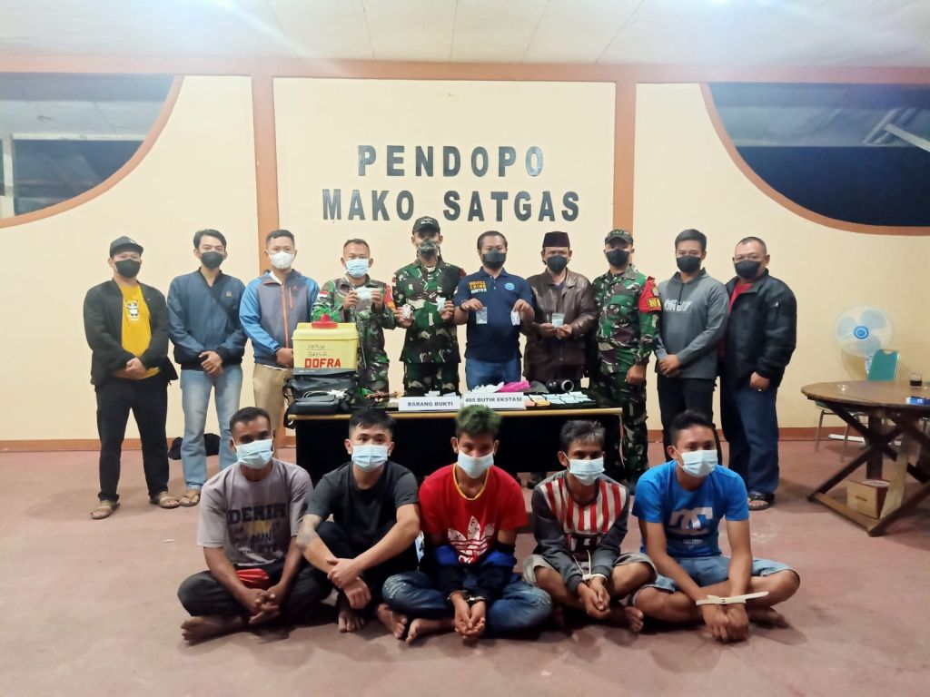TANGKAP 495 PIL EKSTASI YANG DI BAWA PELINTAS BATAS ILEGAL, DANREM 121/ABW HIMBAU MASYARAKAT AGAR TURUT SERTA DALAM MEMBERANTAS NARKOBA