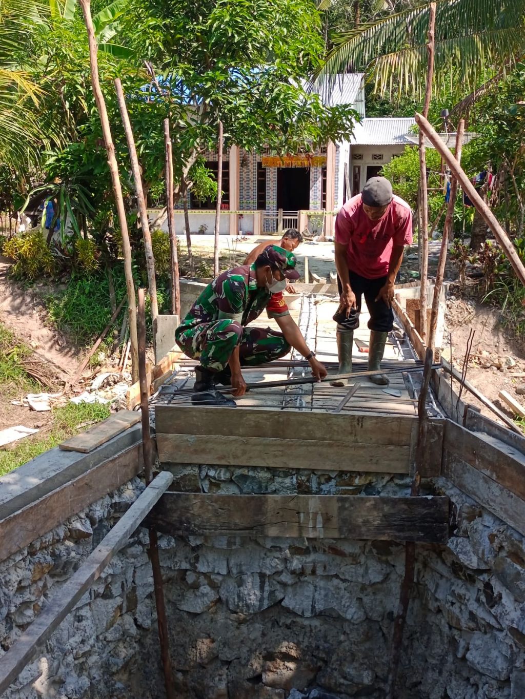 Bangun Kebersamaan, Babinsa Koramil 1202-03/Sry Bantu Pembangunan Jembatan