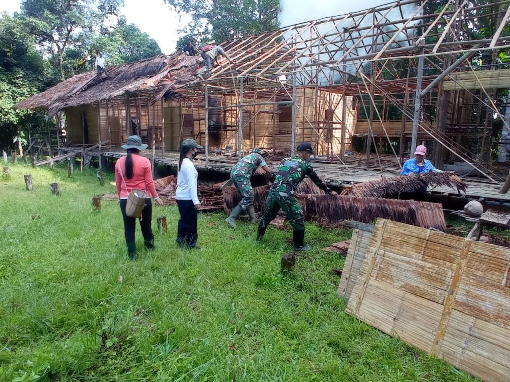 Babinsa Bersama Warga Gotong-royong Pembersihkan Rumah Adat Suku Bidayuh