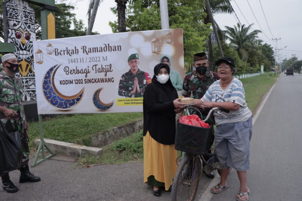 Kodim 1202/Singkawang  Bersama Persit Berbagi Takjil Menjelang Berbuka Puasa