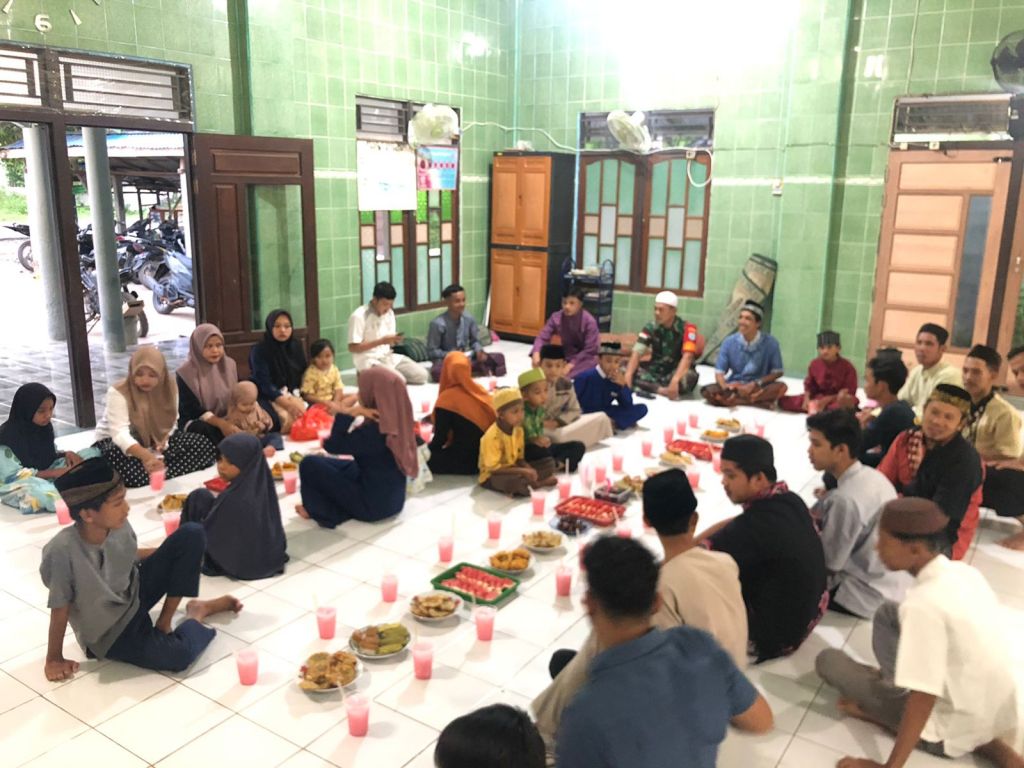 Jalin Silaturahmi, Babinsa Karimunting Buka Bersama Dengan Organisasi Pemuda di Desa Binaan