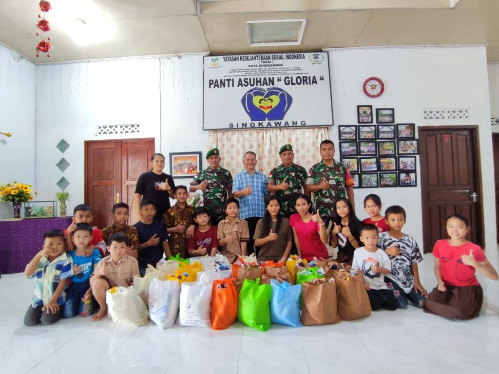 Sambangi Panti Asuhan Gloria, Kodim 1202/Skw Berikan Bantuan Sembako Dari Pangdam XII/Tanjungpura