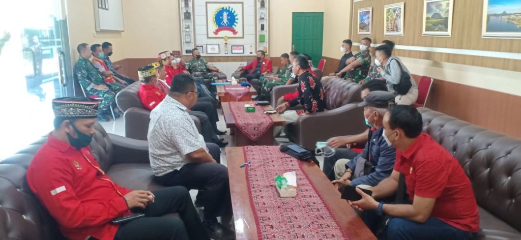 *Ketua DAD Kab. Melawi Drs. Klusien Beserta Rombongan Berkunjung Ke Kodim 1205/Stg*