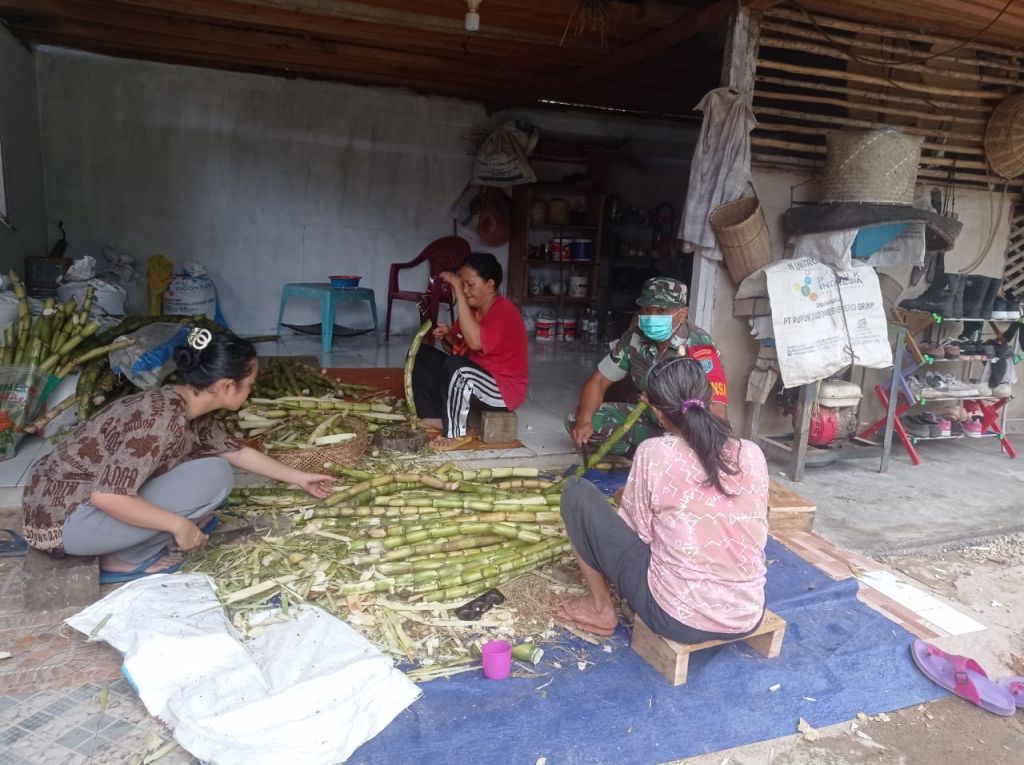 Babinsa Perbatasan, Komsos Bersama Petani Tebu Di Jagoi Babang