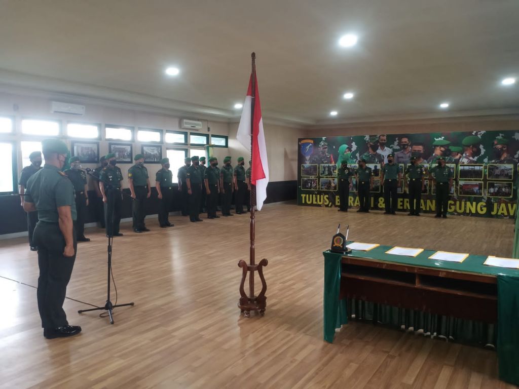 Dandim 1202/Skw, Pimpin Upacara Sambut Kasdim Baru Serta Pelepasan Anggota Yang Purna Tugas