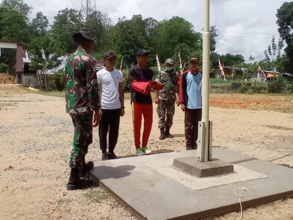 Babinsa Perbatasan, Latih Siswa/i SMA Cara Pengibaran Bendera