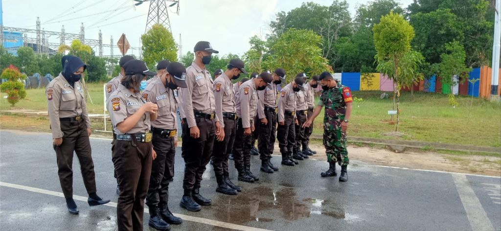 Gembleng Disiplin, Babinsa Koramil 1202-03/Sungai Raya Latih PBB kepada Security