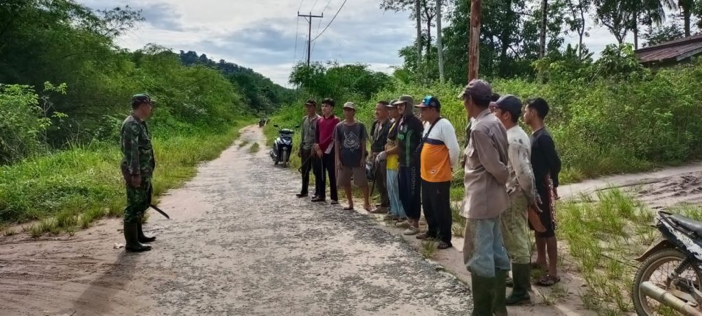 Jumat Bersih, Babinsa Bersama Warga Desa Rukmajaya Kerja Bakti Bersihkan Jalan