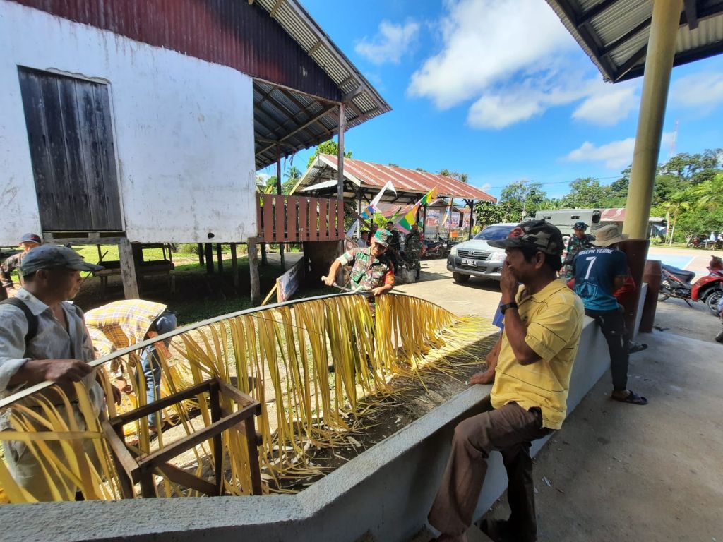 Ciptakan Keakraban, Danramil Perbatasan Komsos Dalam Rangka Monitoring dan Gotong Royong Persiapan Pelaksanaan Gawai Sowa Dayak Bidayuh
