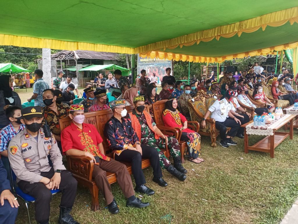 Lestarikan Kebudayaan Daerah, Dandim 1202/Skw Hadiri Penutupan Ritual Adat Narokng Padi Ngabayotn Sanagiri