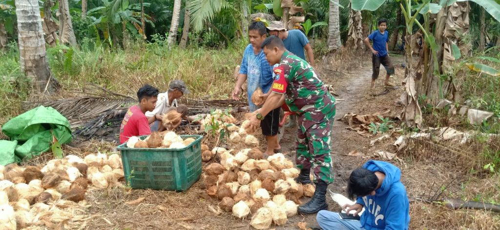 Keakraban dengan warga babinsa lakukan komsos di wilayah desa binaan