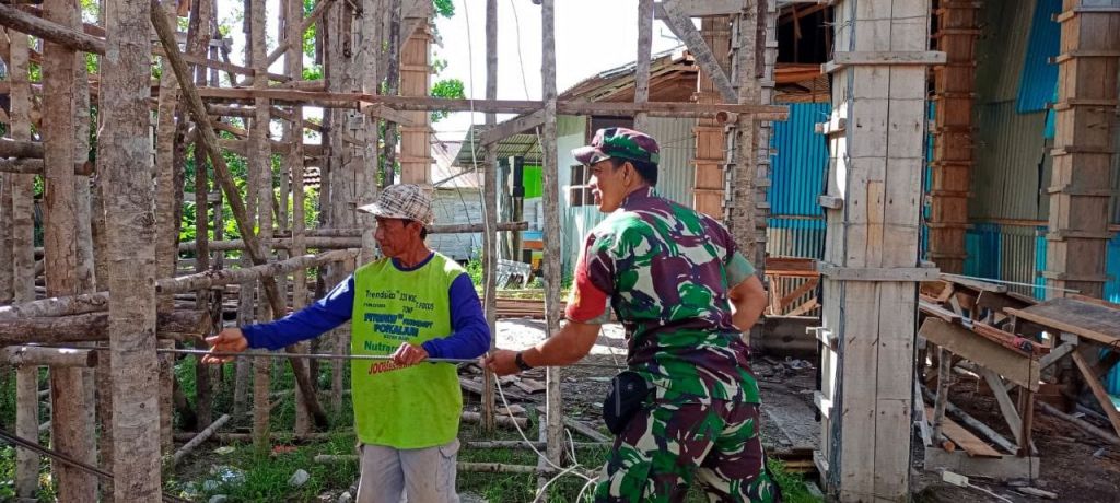 Tidak Memandang Profesi, Babinsa Koramil 1202-03/Sungai Raya Laksanakan Komsos dengan Pekerja Bangunan