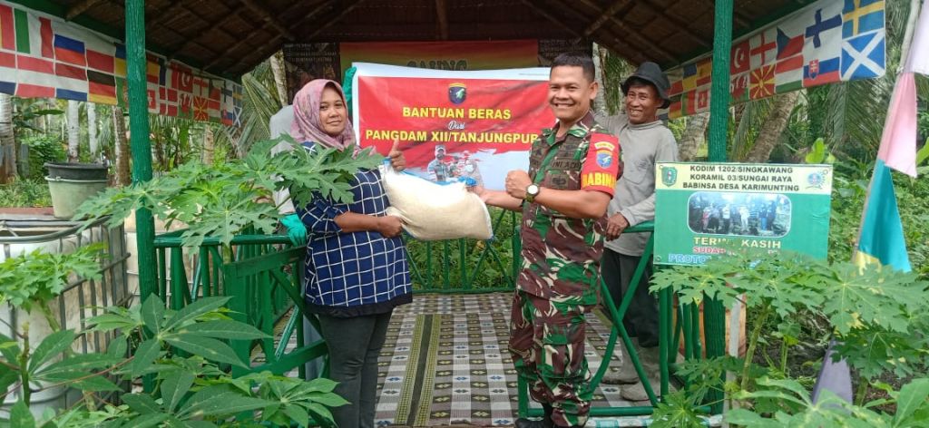 Babinsa Koramil 1202-03/Sui raya Salurkan Beras Bantuan Dari Pangdam XII/TPR Kepada Warga Kurang Mampu Dan Yang Membutuhkan