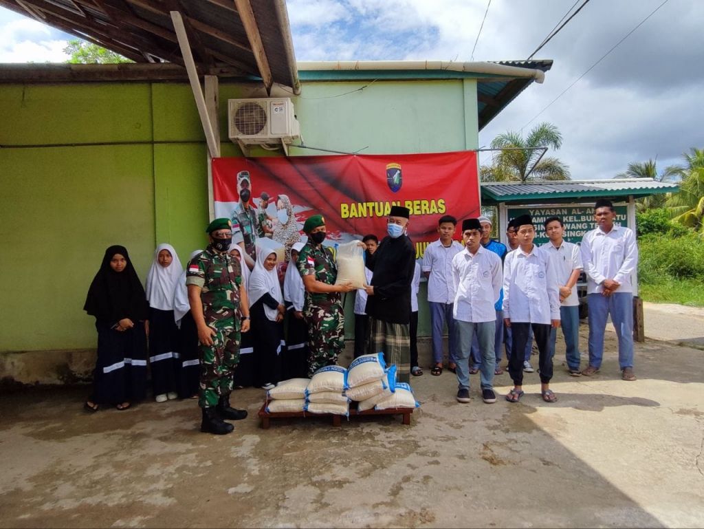 Dandim 1202/Skw Berikan 100 Sembako beras Dari Pangdam XII/Tanjungpura