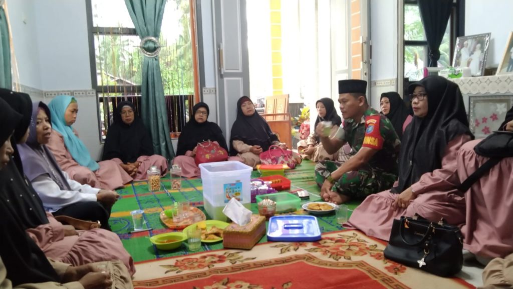 Babinsa Koramil 1202-03/Sry,Hadiri Pengajian rutin dan berikan wakaf Alqur'an