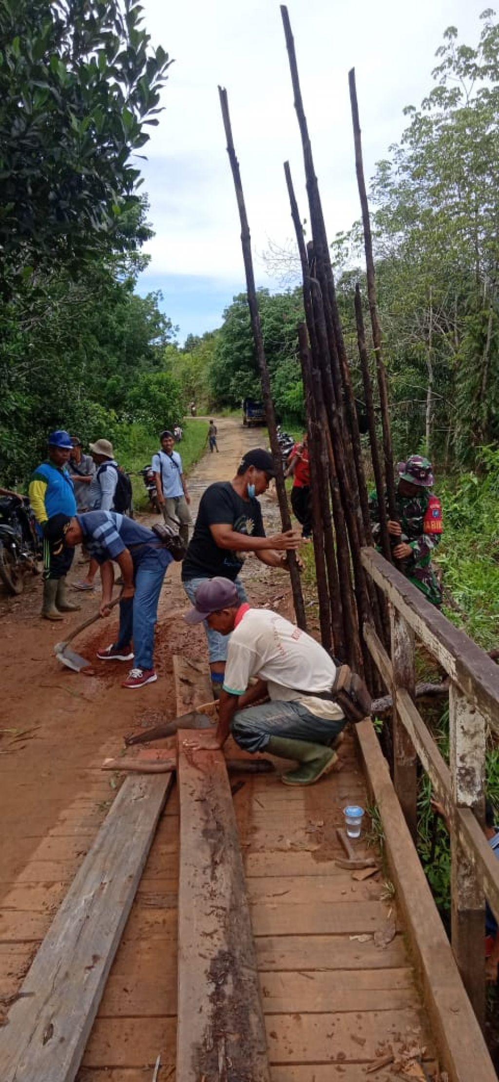 Perbaiki jalan dan jembatan putus, Babinsa kodim 1202 - 04/ Seluas, turun langsung.