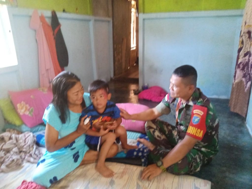 Besuk Warga Yang Sakit, Wujud Kepedulian Babinsa 1202 - 03/Sry Kepada Warga Binaannya