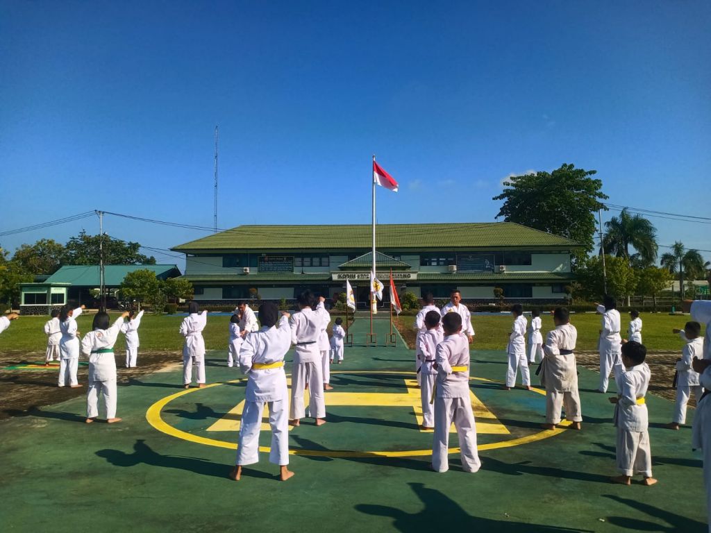 Antusias dan semangat generasi muda ikut Uji kenaikan sabuk di Makodim 1202/skw