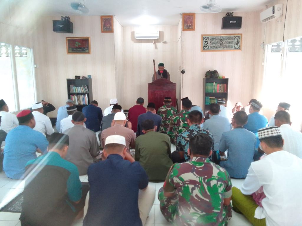 KODIM 1202/SKW GELAR SHOLAT IDUL ADHA BERJAMAAH DENGAN MASYARAKAT