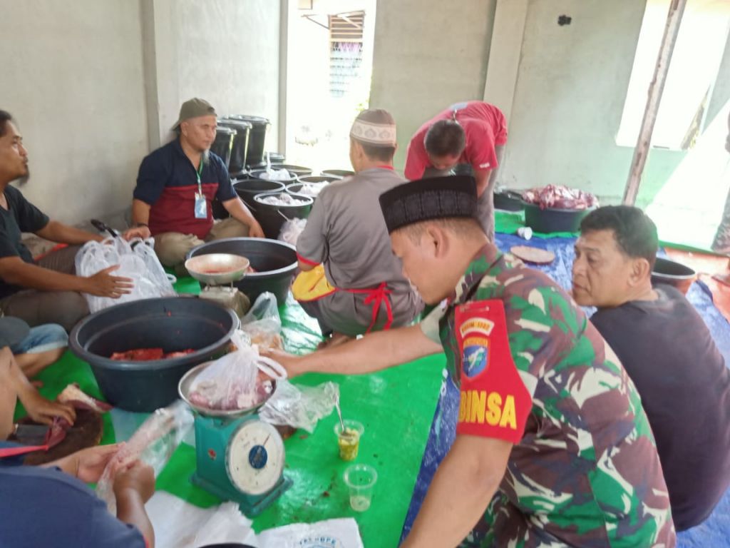 Babinsa kodim 1202-03/ Sry Bantu Warga Sembelih Hewan Qurban