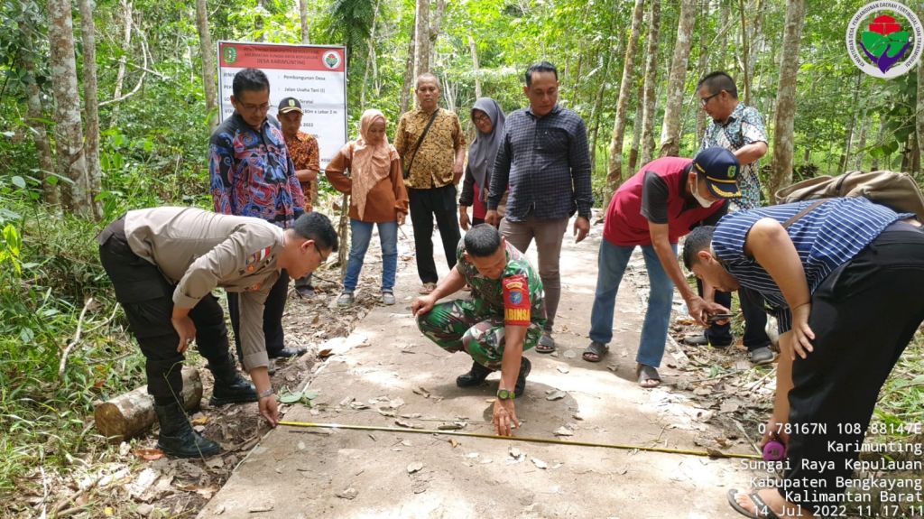 Babinsa KODIM 1202-03/SRY dampingi Tim Verifikasi Sertifikasi pembangunan