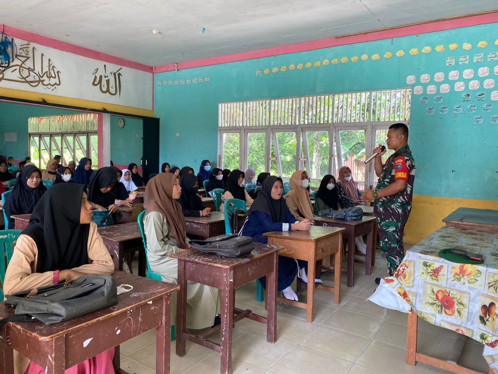 Babinsa kodim 1202-03 /SRY Memberikan materi wawasan kebangsaan