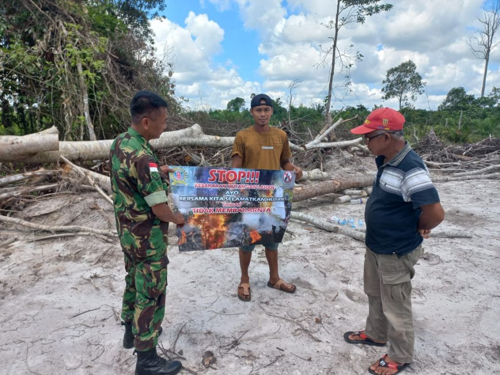 Melalui Komsos, Babinsa 1202-09/Jgb Sosialisasi Bahaya Karhutla Di Wilayah Desa Binaan