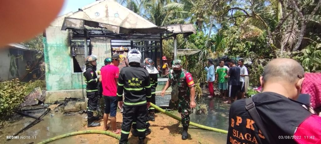 Bentuk kepedulian ke masyarakat Babinsa 1202-08/sedau Bantu korban Kebakaran