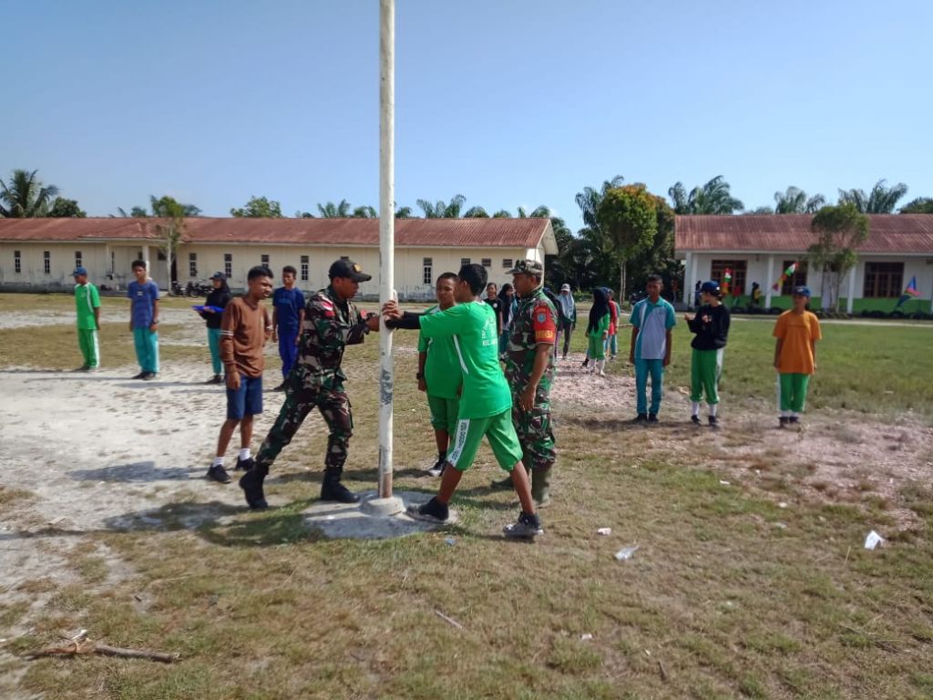 Sambut HUT RI Ke - 77 Babinsa Kodim 1202-09/Jgb Latih Paskibra