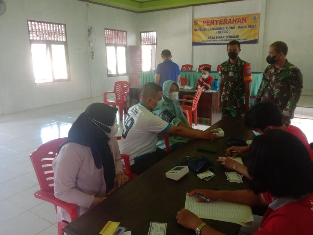 Berikan rasa aman Babinsa kodim 1202-02 / Sanggau Ledo Monitoring Vaksinasi Merdeka