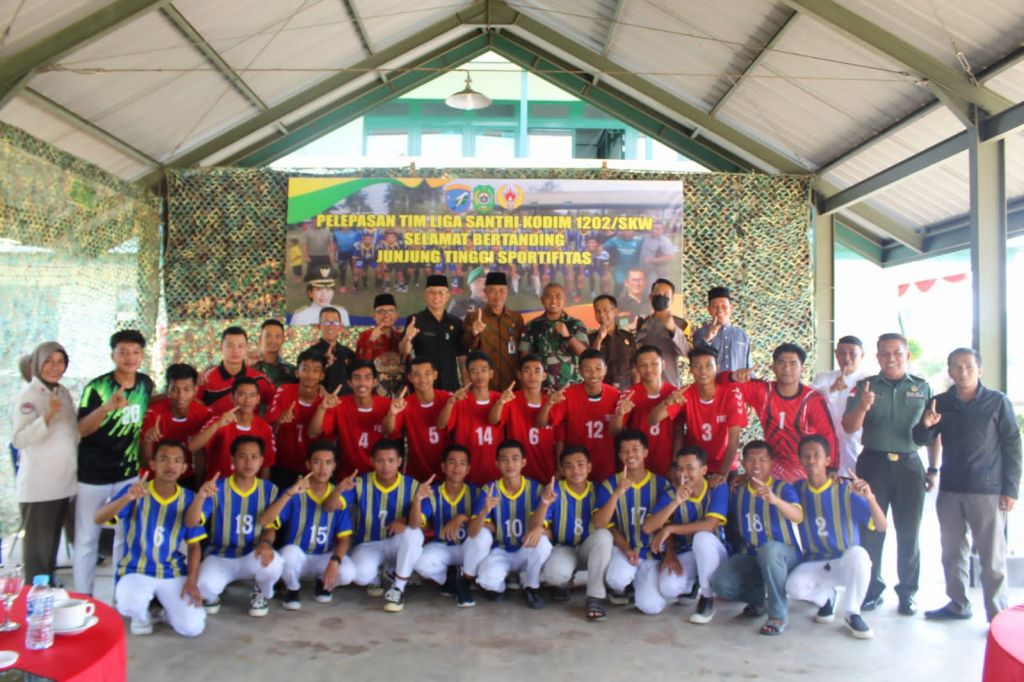 Dandim 1202/SKW Lepas Tim Sepak Bola Liga Santri Nusantara