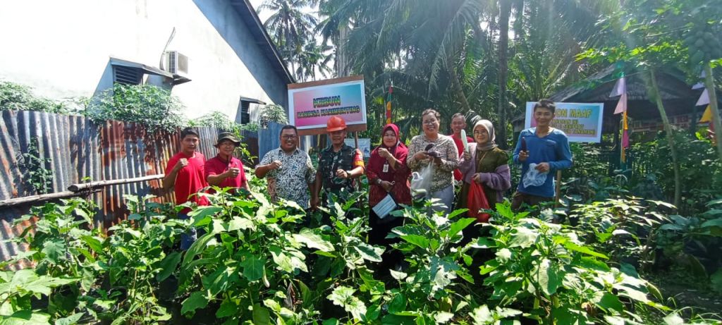 Babinsa 1202-03/SRY Panen hasil kebun bersama masyarakat