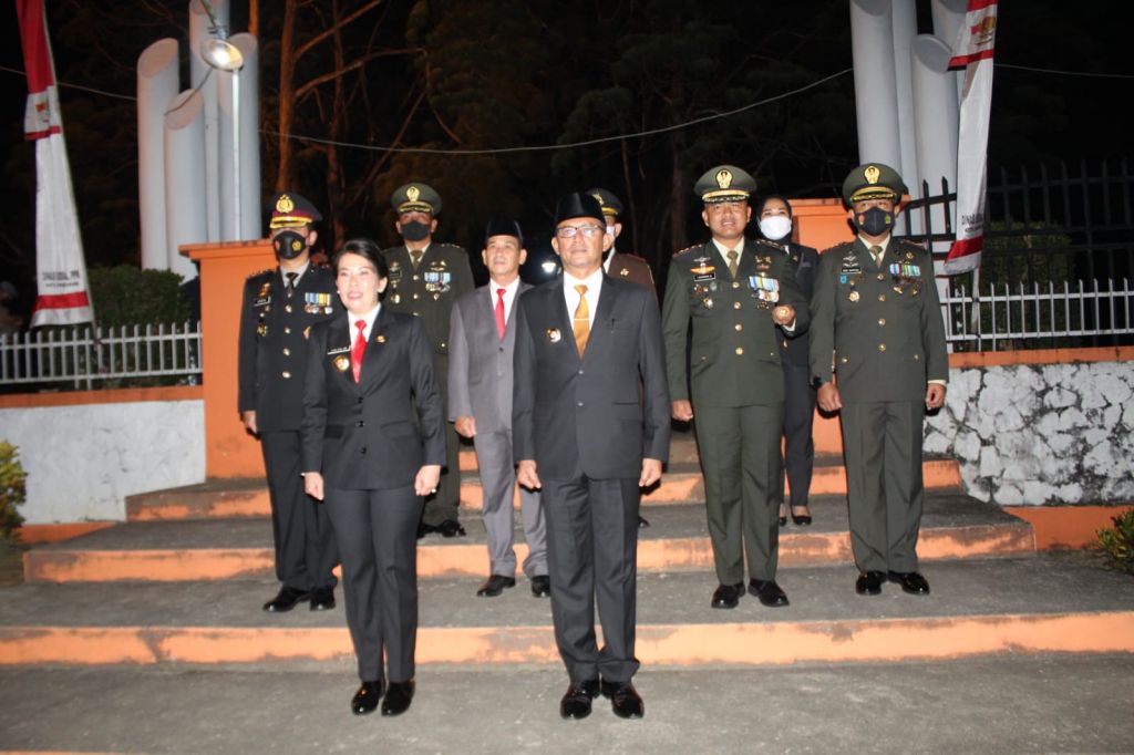 Dandim 1202/Singkawang Hadiri Apel Kehormatan dan Renungan Suci (AKRS) HUT Kemerdekaan RI ke 77 Tahun 2022 Dengan Tema PULIH  LEBIH CEPAT BANGKIT LEBIH KUAT