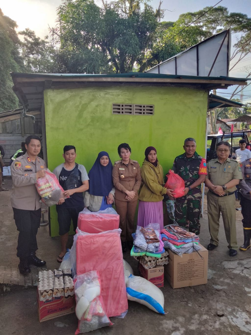 Dandim 1202/Skw dan Forkopimda kota Singkawang bagikan sembako