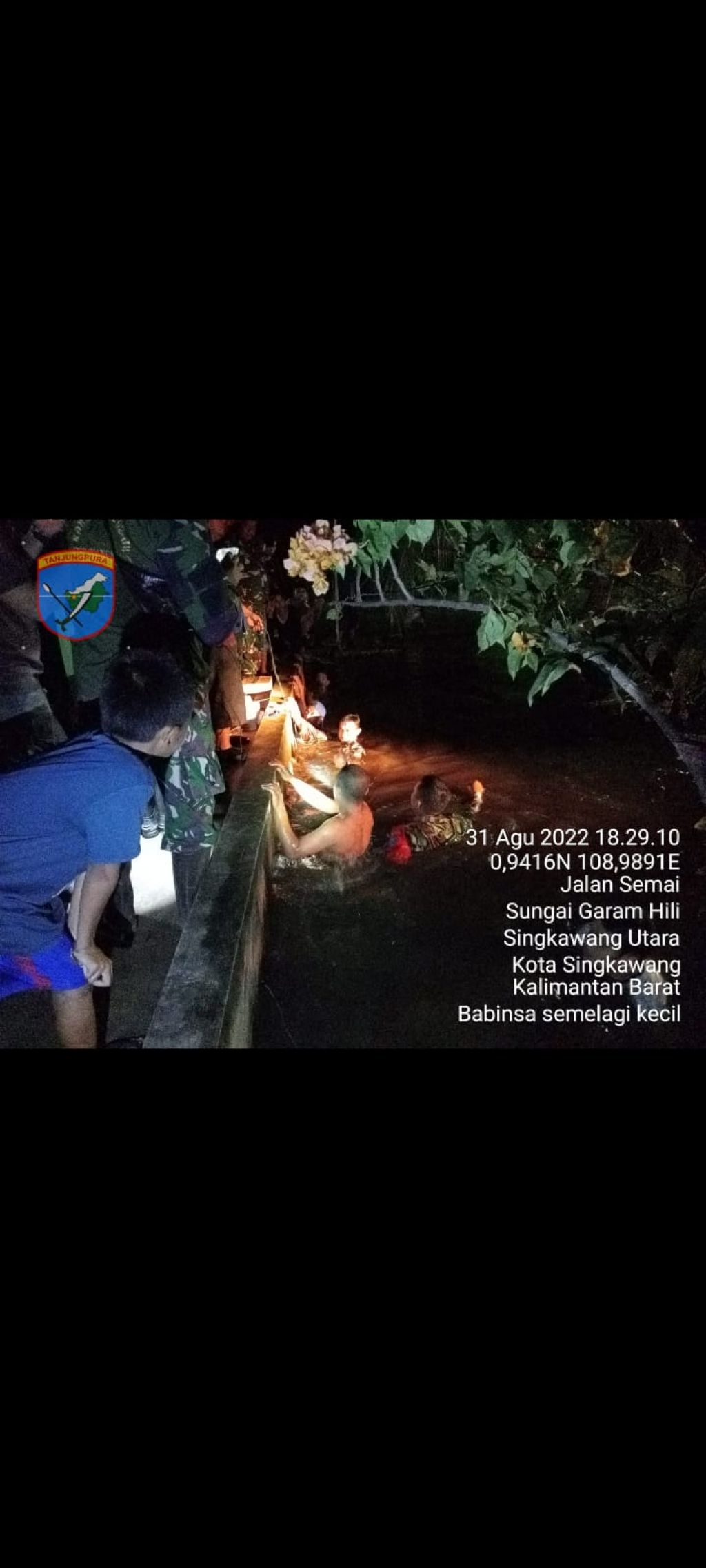 Babinsa Kodim 1202-08/Sedau Bersama Tim Gabungan Evakuasi Korban Tenggelam