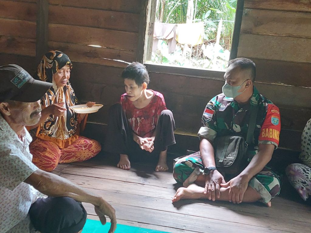 Bentuk kepedulian Babinsa 1202-03/SRY Dampingi Evakuasi Orang Dalam Gangguan Jiwa ( ODGJ) Ke Rumah Sakit