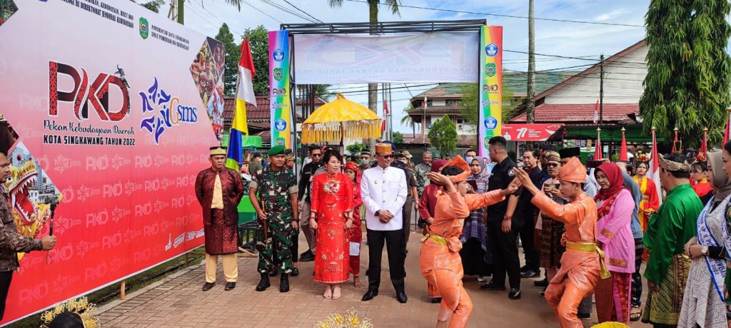 Lestarikan Budaya Bangsa, Dandim 1202/skw Hadiri Pekan Budaya daerah dan program pementasan seniman masuk sekolah kota Singkawang 2022