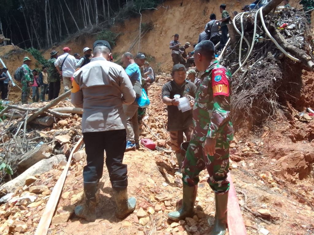 Kodim 1202/Singkawang Dan Polres Bengkayang bantu evakuasi korban longsor di lokasi PETI (Penambangan Emas Tanpa Ijin)