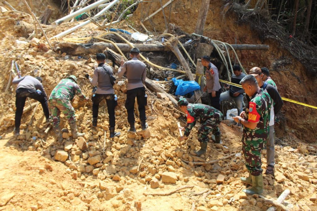 Kodim 1202/Skw dan tim gabungan lakukan pencarian korban longsor di lokasi PETI di hari ke 2