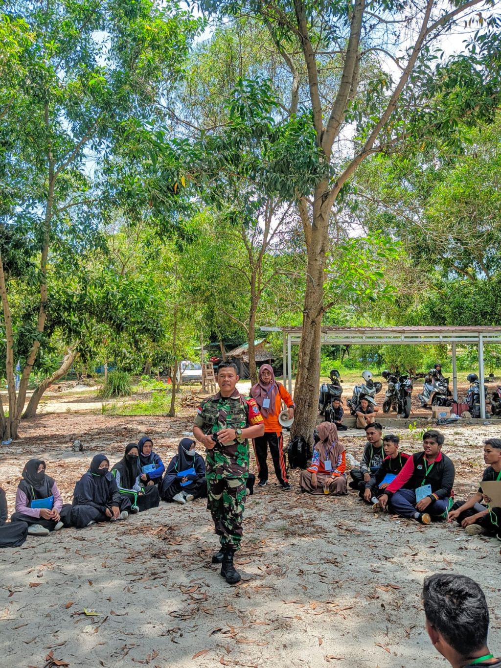 Babinsa 1202-03/Sry berikan Materi Bela Negara pada mahasiswa STIT