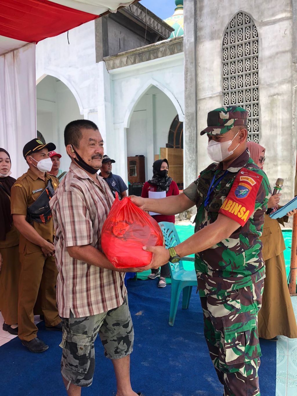 Babinsa 1202-03/SRY Dampingi Forkopimda Serahkan Bansos pada Masyarakat