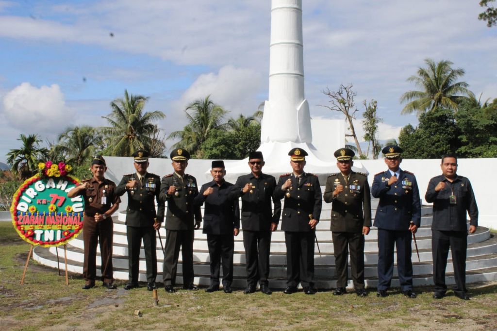 Peringati HUT TNI Ke 77, Dandim 1202/Singkawang Ziarah ke Taman Makam Pahlawan Bambu Runcing