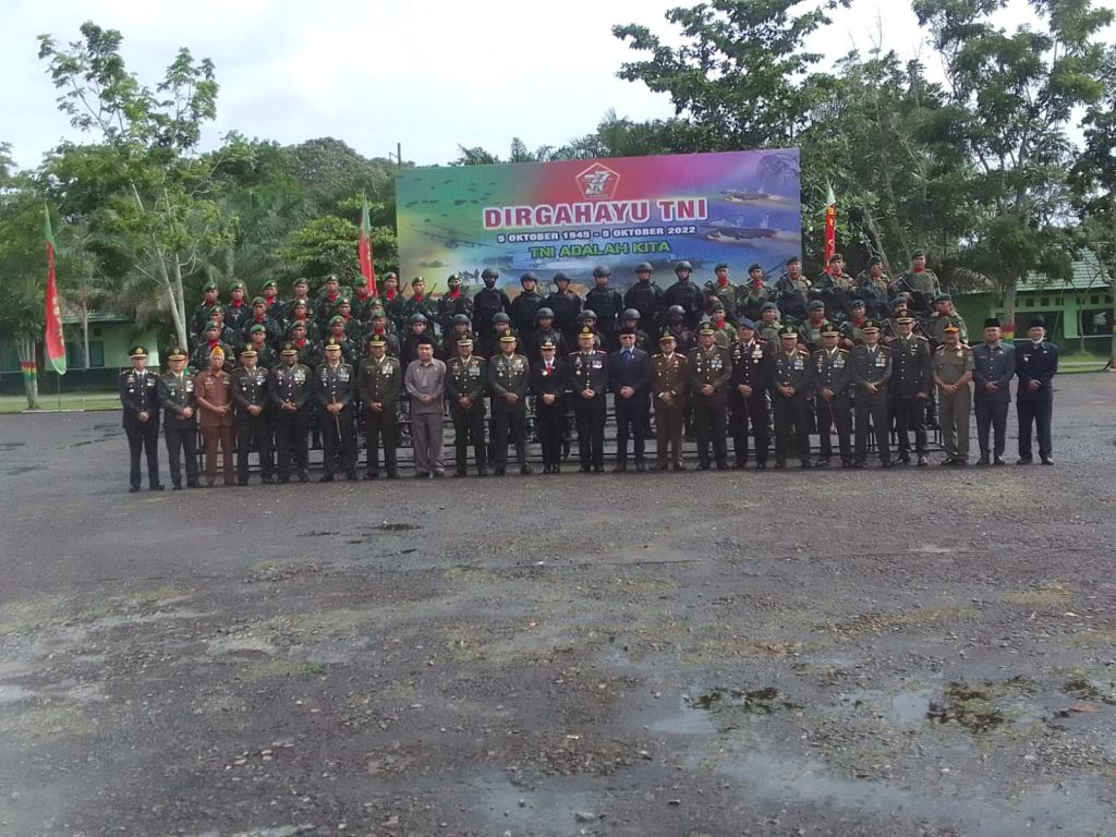 Dandim 1202/Skw Hadiri Upacara HUT TNI ke-77 di Mako Brigif -19 KH