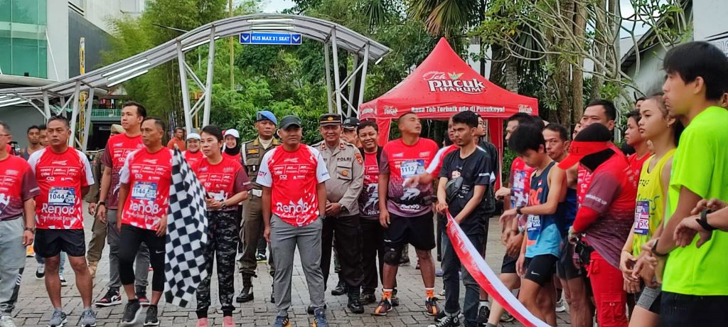 Dalam rangka HUT 77 TNI Dandim 1202/Skw bersama Forkompimda kota Singkawang buka lomba lari 10 K dan 5 K