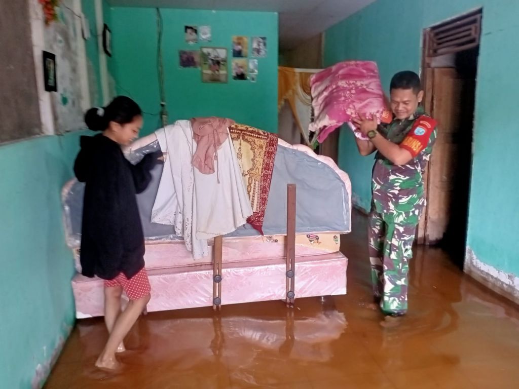 Babinsa Koramil 1202-03/SRY Bantu Korban Banjir Di Desa Binaannya