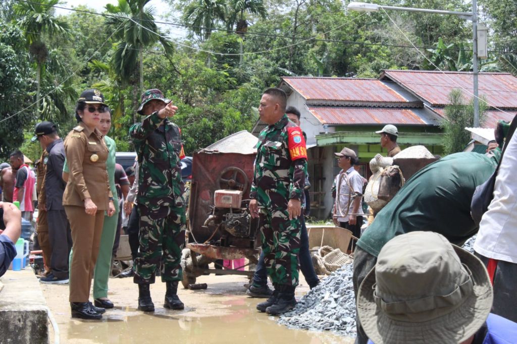 Usai Upacara Pembukaan,Dandim 1202/Skw Beserta Rombongan Cek Lokasi TMMD Regtas ke 115