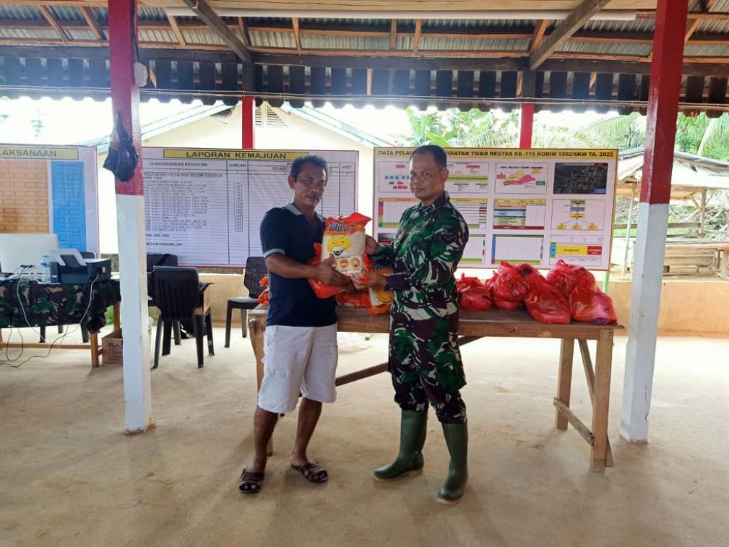 Program Bagi Sembako TMMD Kodim 1202/Skw Sangat Bermanfaat bagi Warga Kurang Mampu
