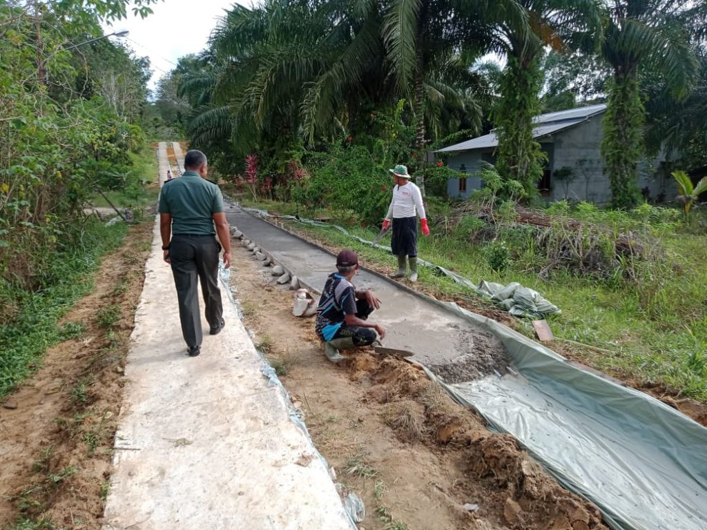 Beri Semangat Tim Satgas dan Warga, Dandim 1202/Singkawang Tinjau Lokasi TMMD 115