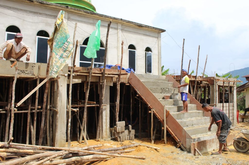 Progres Perehaban Masjid Al Ikhlas oleh Personel TMMD ke-115 Kodim 1202/Skw