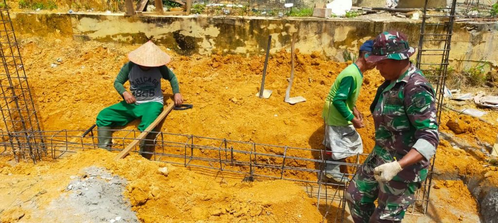 Satgas TMMD ke-115 Kodim 1202/Skw,Mulai Pasang Rangkaian Besi Rehapan  Mesjid Al Ikhlas